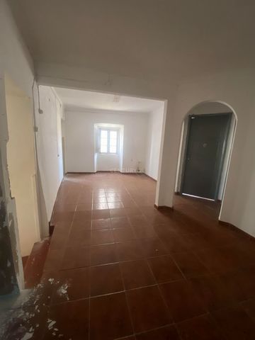 Opportunity to purchase this property with an area of 57 square meters, located in the parish of Santo Agostinho, in the central area of Moura, district of Beja. It consists of a kitchen, sanitary installation, three rooms that could be used for 2 be...