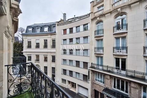 Fairway Luxury Real Estate offers you this 122m² apartment located on the 3rd floor with a balcony, as well as a 9.6m² maid's room included in the price, currently rented for €429/month, in a beautiful stone building on Chateaubriand Street. In perfe...