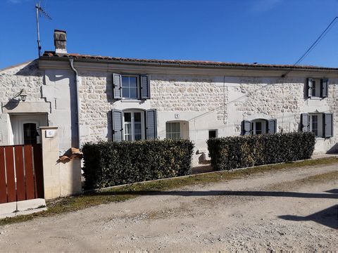 10 minutes from Saintes (17), come and discover this pretty renovated Charente stone house. It will delight you with its volumes and authenticity. It consists of a large bright living room of approximately 60m2, a spacious fitted kitchen, ideal for m...