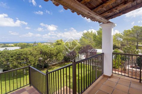 This large villa, in very good condition, with garden, swimming pool area, barbecue area, has sea views and has a tourist licence. On entering the property, there is a covered car park with space for 3 cars. The property has a large garden with a big...