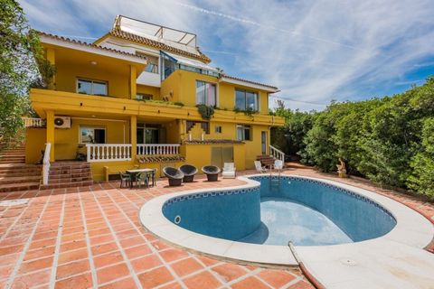 Beautiful spacious villa in El Rosario. The villa is spread over 3 floors. It has 9 bedrooms and 7 bathrooms, as well as a guest toilet. The property was built with 712 m2.The villa has a swimming pool a garage for 2 cars and parking for 4 cars, a st...