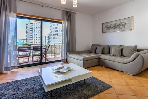 With a prime location, just 2 minutes away from the beach, this recently refurbished and modern 2 bedroom apartment located in Armação de Pêra is perfect for 5 people traveling together to the Algarve. The property is well equipped with everything yo...