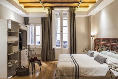 Beautiful studio in the Born area. Right in the center of Barcelona, a few minutes walking from Psg. del Born, Picasso Museum or Pl. Catalunya. The studio comes with a fully equipped kitchen and bathroom. Wifi included as well as towels and bedsheets...
