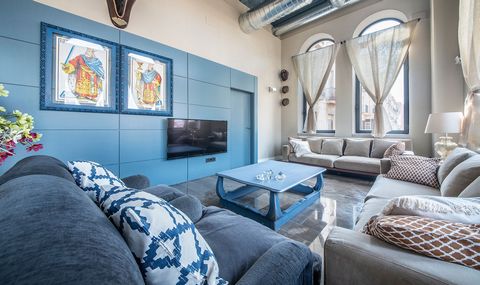 Duplex, very central in Tarragona with views of the Cathedral and the Mediterranean Sea. It is located in the heart of the tourist center of the city. Therefore, it is an ideal option for those who want to live in the center and get to know the histo...