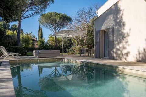 Discover this magnificent property presented by the BEC CAPRON IMMOBILIER Agency, located just 5 minutes north of Aix, in a peaceful and green setting. With a surface area of approximately 240m2, this residence is nestled in the heart of a vast enclo...