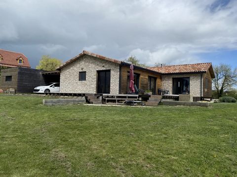 Beautifully appointed 2018 bungalow on a 2500 m² plot, with possibility of installing a swimming pool (subject to the necessary permits), 5 minutes from all amenities, in a highly sought-after area. Wood-frame house of around 127 m², very bright/airy...