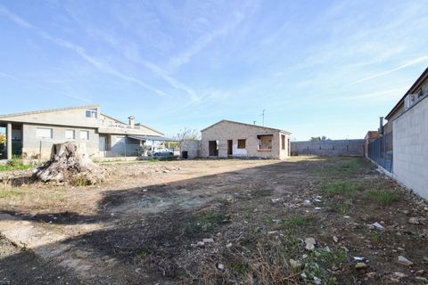 For sale this plot in Deltebre of 766m² with house to finish. The plot has approximately 17 metres frontage and 44 metres depth. It is situated in a quiet area surrounded by detached houses and orchards.