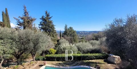 Single Mandate- Coup de cœur on this villa located in absolute calm in a relaxing setting with an open view of the greenery and the sea. The house has 4 bedrooms or 3 bedrooms and an office, including a master bedroom on the ground floor. The spaciou...