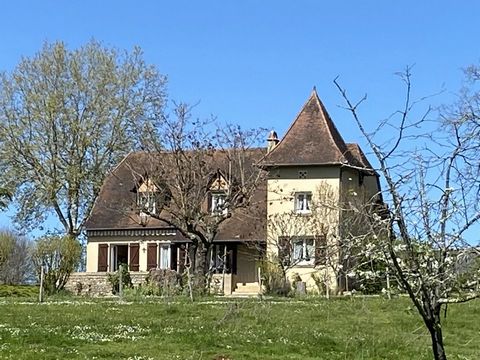 In a village with all amenities, close to train station and motorway access, Quercy house in a dominant position on a plot of just over one hectare. Accessed via a bolet, the house comprises - On the ground floor, a bright living room with access to ...