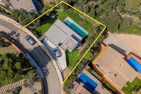 This splendid modern villa , recently built in the Es Valls development , offers spectacular sea views and is located a short distance from Sa Riera beach and the centre of Begur. The property is located on a practical 680 m² plot that enjoys a beaut...