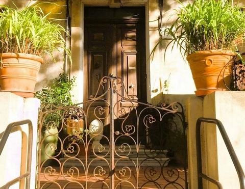 This pretty wine makers house, rare on the market, offers a welcoming and luminous setting. With its 7 rooms and a living area of 205 m2, as well as a garage of 150 square meters equipped with a professional car lift on the ground floor, it represent...