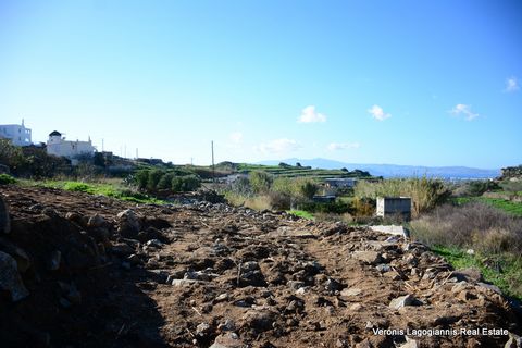 Vivlos, Naxos, a plot of 360 m2 is available for sale. Possibility of building a house/s up to 360 m2. It is located near the main road of the village. The beach of Plaka is 3 km away and the town of Naxos is 6 km away. Price: 85.000 € Code: 640553 V...