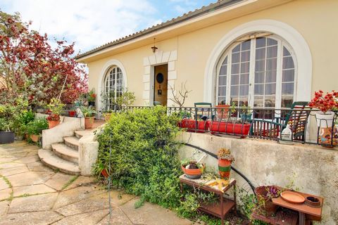 Charming sea view house to renovate with lots of potential! Nice Fabron area. This 110 m2 house on a domaine with 1100 m2 of land is in need of complete renovation. Indeed, this house dating from 1950 is in need of renovation with lots of potential. ...