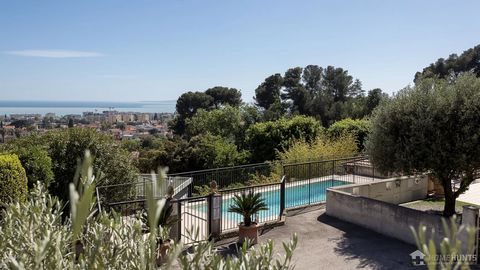 Located in a dominant position, just a few minutes from the center of Cagnes-sur-Mer and 10 minutes from the beaches, this superb apartment of over 140 m2 boasts an exceptional sea view. Offering 3 en-suite bedrooms, a beautiful living room and kitch...