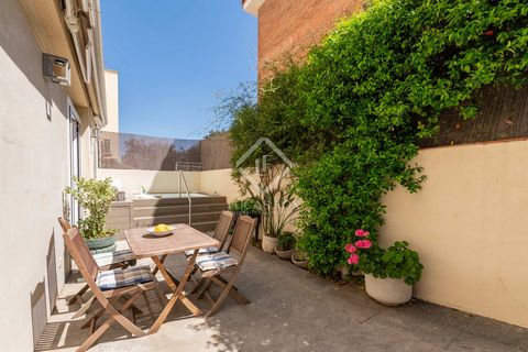 Lucas Fox presents this beautiful semi-detached villa of 194 m2 at 3 winds, with a pool in Sant Domènech, 5 minutes from the Monastery of Sant Cugat on a plot of 350 m2. The house is distributed over 3 comfortable floors. On the main floor we find th...