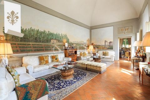 Ref. 630AT Fascinante villa del siglo XVI en las colinas de Lastra a Signa, en un entorno verde, con vistas panorámicas al este y al oeste de las colinas circundantes y vistas panorámicas al norte del valle de la provincia de Florencia. La propiedad ...