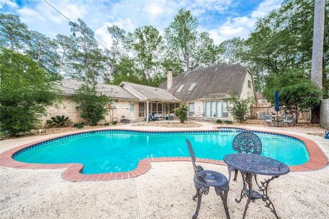 **POOL & SPA** Welcome to this exquisite 3,000 sq ft two-story brick home in Houston's Westadore subdivision. This corner lot property boasts a bright living room with high ceilings, a fireplace, and an adjoining den, perfect for relaxation or a home...