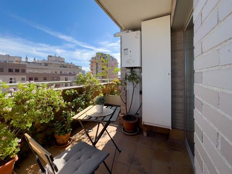 Exclusive penthouse for sale in Madrid, near the Madrid Río area. This property, located on the 8th floor, is notable for its spaciousness of 163 m² and a private terrace of 15 m² with spectacular views. It features a large and bright living room, an...