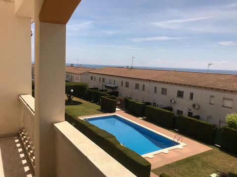House with 3 bedrooms, bathroom and toilet. Spacious living room with access to a sunny terrace where you can enjoy beautiful views of the garden area with pool and the sea. Independent kitchen, two terraces and a magnificent solarium from where you ...