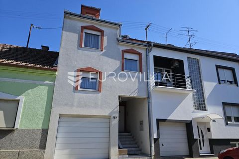 Osijek, Novi grad, family house of 355 m2 with 3 floors, which can be independent of each other (suitable for, for example, two families or families with several children). The house consists of a spacious living room, a kitchen with a dining room, 5...