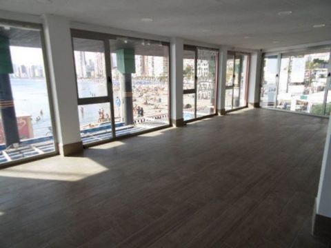 Met spectaculair uitzicht kamer met 2 hoogtes volledig glazen buitengevel Volledig gerenoveerd geheel nieuwe machines 98 m2 en 95 m2 van boven naar beneden 75 m2 terras Rookafzuiging art Koelcel met onder andere een grote koelcel industrieel vaatwass...