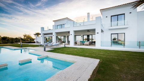 Witgekalkte villa in mediterrane stijl met stucwerk Onberispelijke constructie uit 2016 Perceelgrootte: 2.225 m2 Villa: 636 m2 plus een kelder van 419 m2 Suites met zes slaapkamers | 1 gastenbadkamer | kantoor Binnenplaats entree Hoge plafonds Glazen...