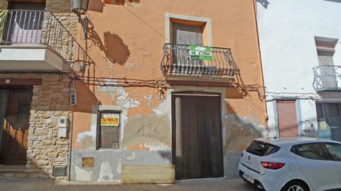 Stadthaus zum Verkauf in Castell de Castells aufgeteilt in drei Etagen 367 m2 bebaut und komplett renovierungsbedürftig Das Erdgeschoss besteht aus einer Eingangshalle einem Schlafzimmer einem WohnEsszimmer mit Kamin einer Toilette einer alten Küche ...