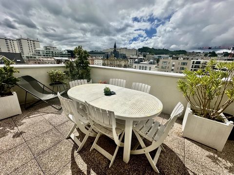 Het agentschap Vaneau biedt u een appartement met terras gelegen in het centrum van de stad, rustig en zonnig, op de bovenste verdieping met lift in een recent gebouw. Met een oppervlakte van 101,14 m² is deze woning als volgt samengesteld: een entre...