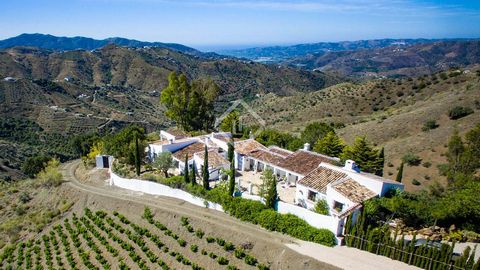 Masía de lujo con una meticulosa renovación y con magníficas vistas en venta en la zona de La Axarquía, provincia de Málaga. Esta villa se lujo se ubica en una colina privada a casi 550 metros de altitud y ha sido galardonada por su servicio de alqui...