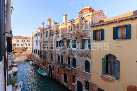 Ort: Castello, Venedig Das Castello-Viertel, das größte und eines der ältesten Viertel Venedigs, liegt am östlichen Ende der Stadt. Es war schon immer eines der am dichtesten besiedelten Viertel der Stadt und hat sich die traditionelle „venezianische...