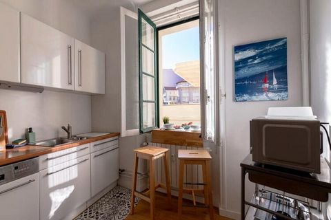 Amplio apartamento de 100 m2 y muy elegante, situado en el segundo piso (con ascensor) de un bonito edificio burgués en el centro de Biarritz. El apartamento es ideal para unas vacaciones a las afueras de la ciudad. pie ! Para obtener más información...