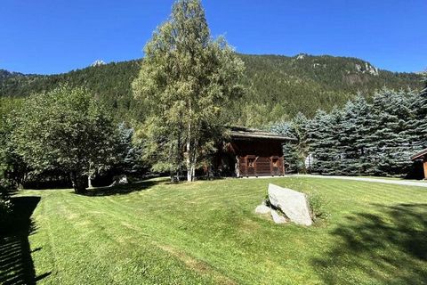 This charming 210m² chalet, rated 3 stars, is spread over 2 levels and accommodates up to 12 guests across 6 spacious bedrooms. Located in the Tines district, 5 km from Chamonix, it offers breathtaking views of Mont Blanc. The cozy living and dining ...