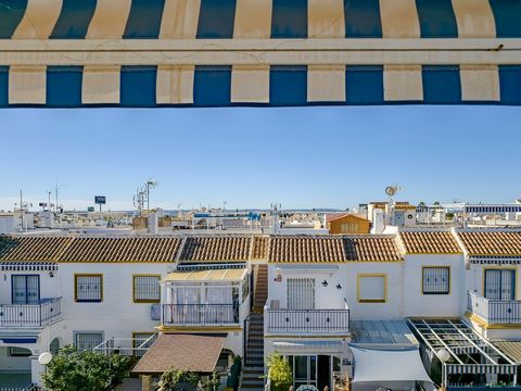 Te koop: prachtige bungalow in JardÃ­n del Mar 5, Torrevieja. Verdeeld over 3 slaapkamers, 1 badkamer, woonkamer/eetkamer, keuken, balkon en een ruim privÃ© solarium. Deze woning wordt volledig gemeubileerd verkocht en is voorzien van zonnepanelen en...