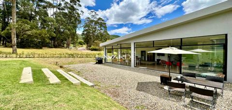 Eigendom-18000 Zo ziet het beste gelijkvloerse huis in Sopo, Cundinamarca eruit! Dit prachtige huis valt op door zijn moderne architectuur, verlichting gedurende de dag met zijn grote ramen en de nabijheid van de natuur die erin slaagt dicht bij de s...