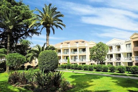 Nichée au cœur de Cannes, la Résidence offre un refuge serein et confortable aux familles ou aux groupes d'amis. Située dans un charmant complexe de bâtiments aux couleurs pastel, la résidence est entourée d'une verdure luxuriante, offrant un environ...