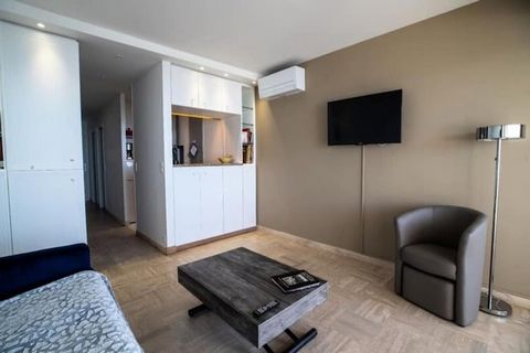 Cet appartement moderne de 65 m², parfaitement situé à seulement 200 mètres de la Croisette et de ses belles plages, offre une escapade idéale aussi bien pour les séjours professionnels que pour les vacances en famille. Situé dans un immeuble contemp...