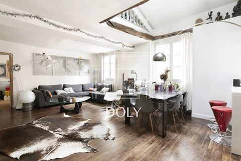 DOLY is proud to present this superb 82 m² duplex (71.45 m² under the Carrez law and 103 m² total floor area) on Rue du Faubourg Montmartre, in the heart of the 9th arrondissement, near the Grands Boulevards. Located on the fourth floor of a beautifu...