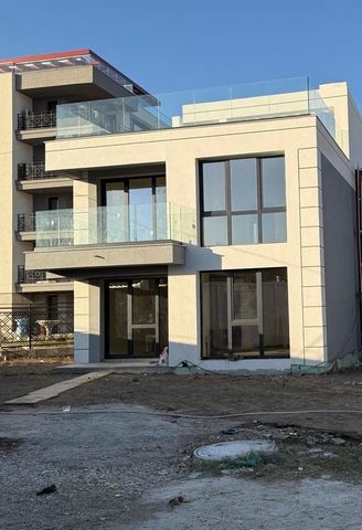 GEEN COMMISSIE VAN DE KOPER! CASA NUEVA REAL ESTATE verkoopt een huis met twee verdiepingen en 2 slaapkamers aan de oevers van de rivier de Donau, Sofia. Kozloduy. In een omheind complex verspreid over 5 hectare, bestaande uit 1 meergezinswoning en 1...