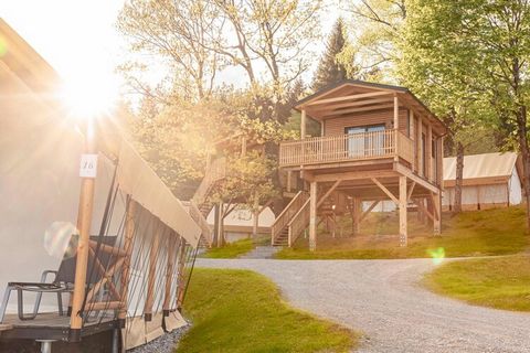 Este moderno chalet independiente de una sola planta está situado en el complejo peatonal Chalets & Glamping Nassfeld, inaugurado en mayo de 2022. Se encuentra junto al bosque y en la pequeña estación de esquí de Vorhegg. El pequeño centro de Kötscha...