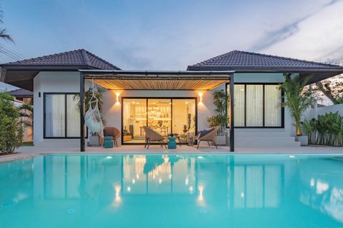 Wir bieten eine luxuriöse, komplett eingerichtete Design-Villa zum Verkauf an – gelegen in Pattaya, der beliebtesten Stadt für Ausländer und der lebenswertesten Stadt in Thailand. Dank der zahlreichen internationalen Schulen, der einzigartigen medizi...