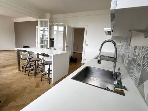 LIEBE AUF DEN BLICK! Kommen Sie und entdecken Sie diese schöne Wohnung von 119m2, die sich im 1. Stock einer Villa mit 3 Wohnungen in den Höhen von Guebwiller befindet. Privilegierte Lage in einer ruhigen Gegend, grüner Umgebung und in der Nähe von A...