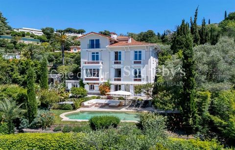 Propriété d'exception à vendre au cœur du Cannet résidentiel. Dominant la mer et les montagnes de l'Estérel, et idéalement située à proximité du vieux village du Cannet, cette villa de charme du début des années 1900 est nichée dans un cadre verdoyan...