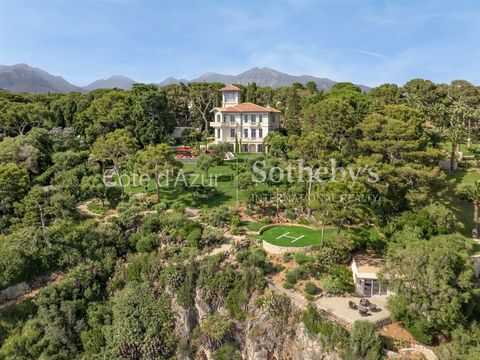 An der Côte d'Azur, in der privaten Domäne von Cap Martin, Belle-Epoque-Anwesen in einem bewaldeten Park von mehr als einem Hektar, direkt am Wasser, in dominanter Lage mit Blick auf das Meer. Diese außergewöhnliche Residenz wurde komplett renoviert ...