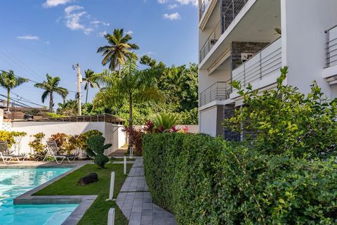 Ce penthouse spacieux situé à quelques minutes de la plage de Punta Popi et de toutes les commodités et services dispose d’une cuisine entièrement équipée, d’un salon spacieux avec terrasse, de 2 chambres spacieuses avec salles de bains complètes et ...