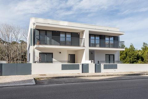 Wij presenteren deze uitstekende twee-onder-een-kapwoning van het type T4, waarvan 2 suites, alle slaapkamers met kasten, ingerichte keuken, parkeerplaats voor 3 auto's, dubbele beglazing en verwarmingssysteem. Gelegen in de prestigieuze Quinta de Sa...