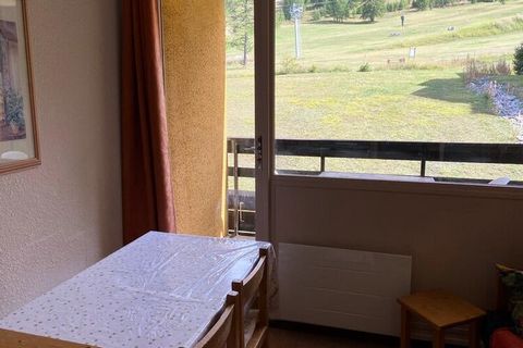 Questa affascinante casa nel cuore di Cambo-Les-Bains offre un rifugio tranquillo per un massimo di 5 persone. Dispone di 3 camere da letto, di cui una con bagno privato, che offrono opzioni di alloggio flessibili. La struttura accetta animali domest...