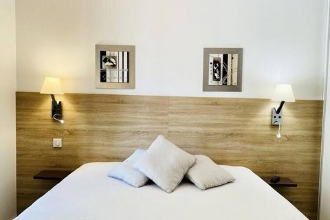 Questo bellissimo bilocale, in posizione ideale, è così composto: - una bella camera da letto con letto king size, ampio armadio a muro e zona ufficio, - un soggiorno, con cucina a vista, tavolo alto, zona lounge, divano letto - un ampio bagno con do...