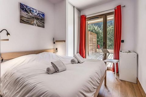 Questa affascinante casa vacanze è un rifugio ideale per famiglie e gruppi, offrendo comfort moderni in un ambiente sereno. La struttura dispone di ampie camere da letto, tra cui letti matrimoniali e singoli, con morbide lenzuola fornite per un sonno...