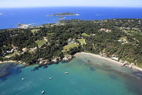 In un quadro eccezionale, questo studio cabine avec vue mer si trova sur la Presqu'île de Giens, nel côté de La Bergerie, in un ambiente calmo e perfetto per le vacanze in famiglia o tra amici. Accesso diretto ai piedi della spiaggia della Bergerie e...