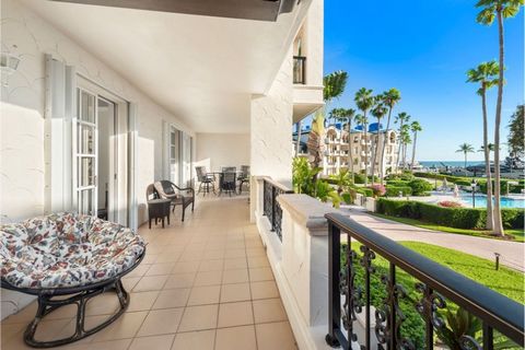 Gelegen in het zuidoosten van een van de meest exclusieve en privé-eilanden in het land, ligt deze klassiek-prachtige hoekresidentie met direct uitzicht op Fisher Island Marina en de Atlantische Oceaan. Bayside village beschikt over twee privézwembad...